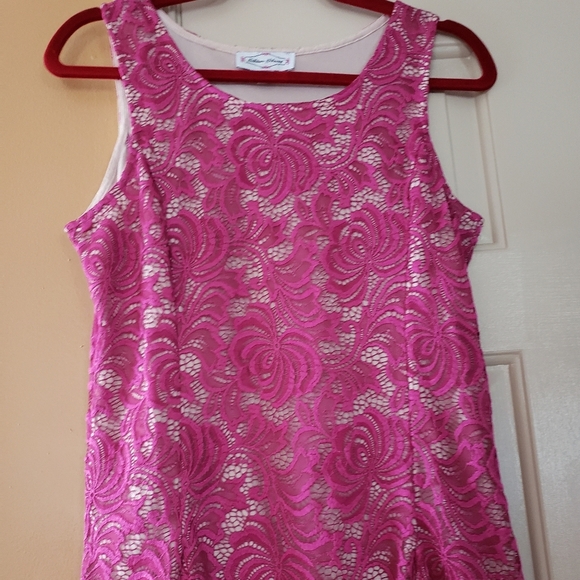 🆕️Ladies lace top. - Picture 2 of 5